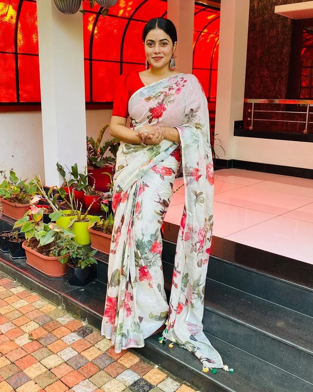 Shamna Kasim Mesmerizing Looks In Beautiful White Saree Red Blouse